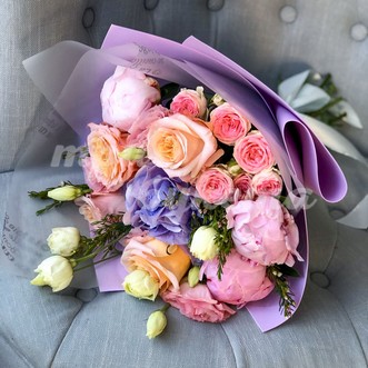 Букет из роз и пионов