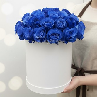 Синие розы в шляпной коробке