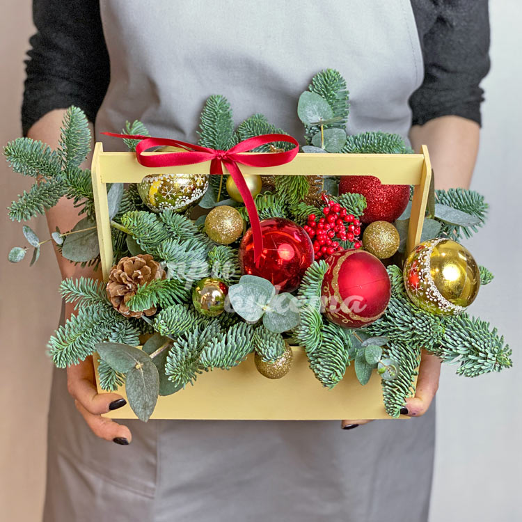 Ящичек на Новый год из еловых веток