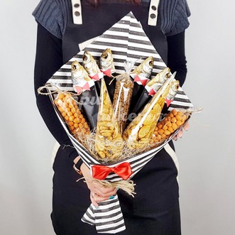 Мужской букет из рыбы и арахиса