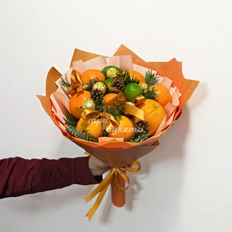 Зимний букет из мандаринов и ели