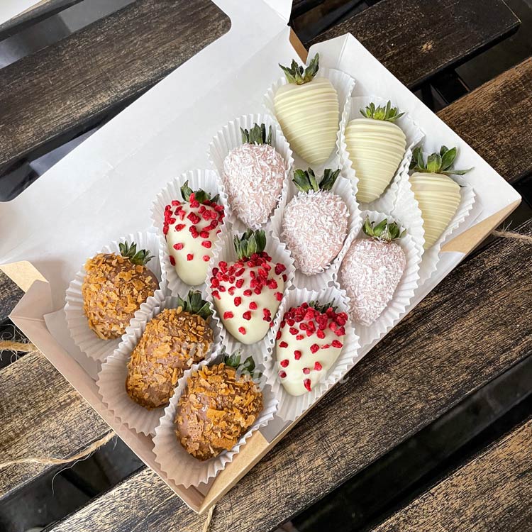 Набор из 12 клубник в шоколаде (в разном оформлении)