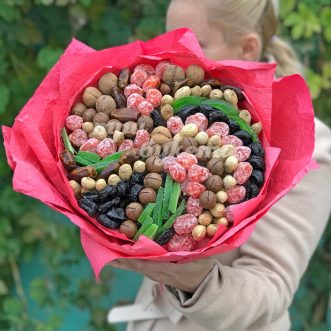 Букет из фиников, цукатов и орехов