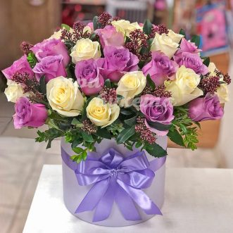 Розы и скимия в шляпной коробке