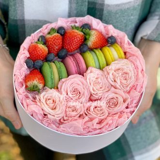 Розы, макаруны и клубника в коробке