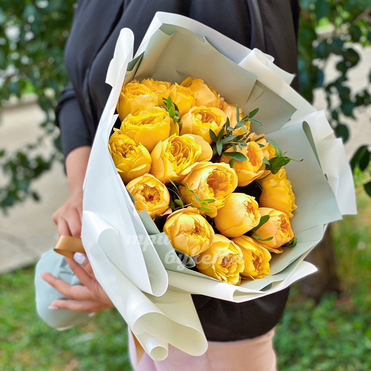 Букет из 19 желтых пионовидных роз (букет в руках)