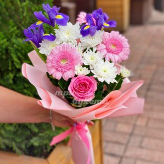 Букет из ирисов и розовых гербер