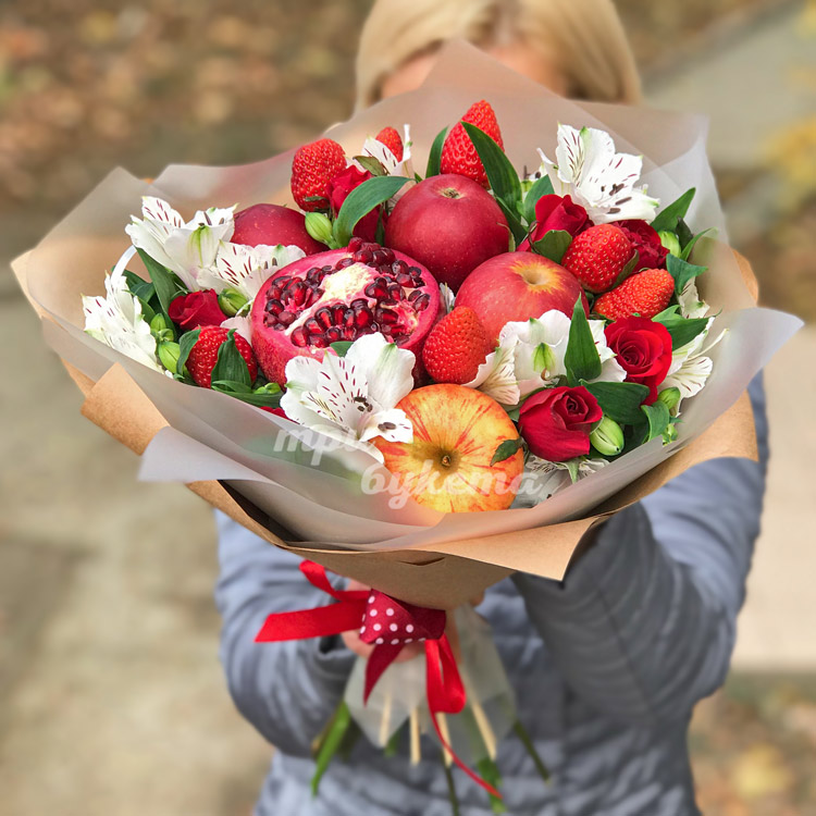 Букет из яблок и альстромерий