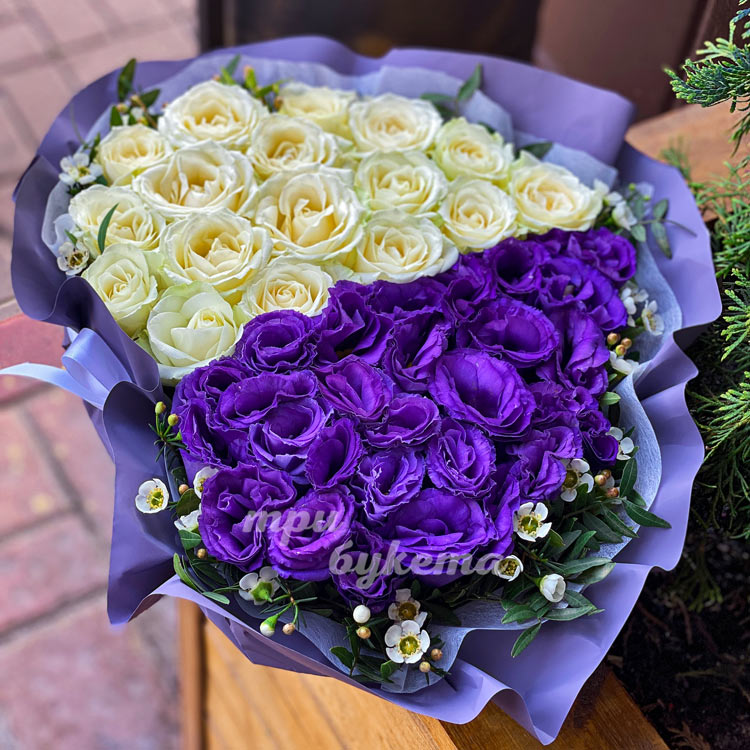 Коробка-сердце с розами и эустомами (крупный план)