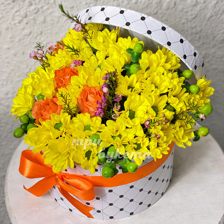 Коробка желтых хризантем с розами (крупный план)