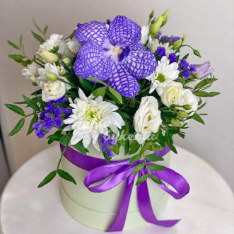 Орхидея Ванда с эустомами в коробке