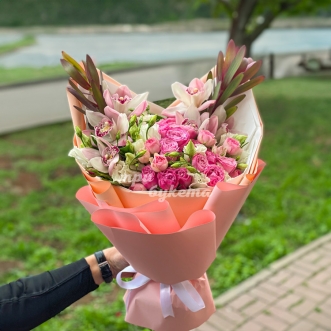 rozovyj-buket-orhidej-i-pionovidnyh-roz
