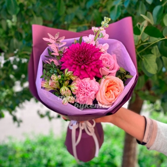 rozovyj-mini-buket-assorti-cvetov