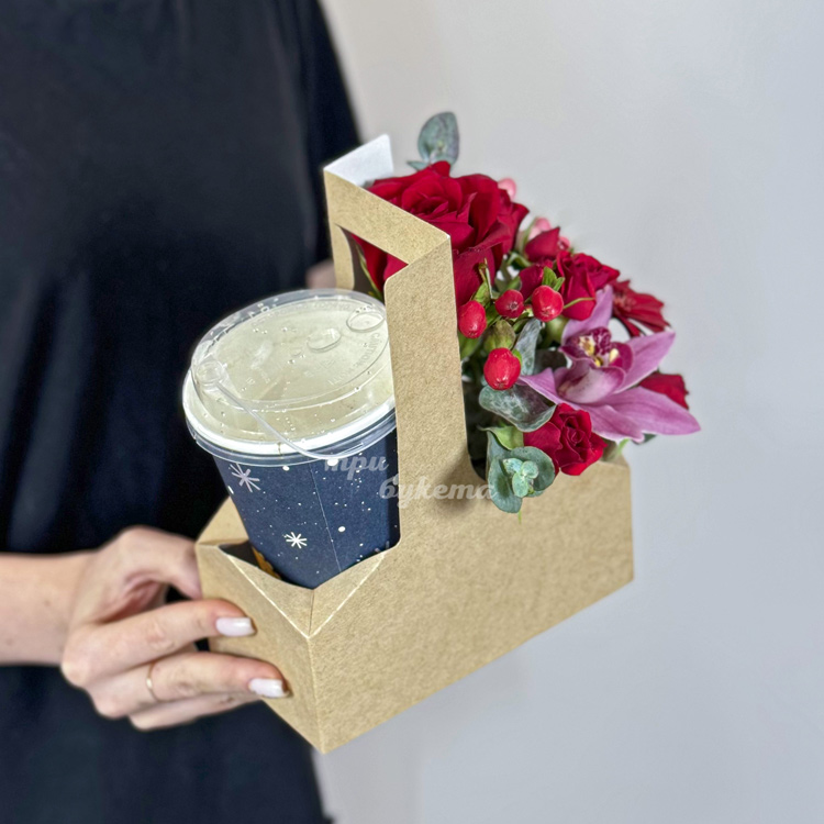 Коробочка с кофе, розами и орхидеей (ракурс на стакан кофе)