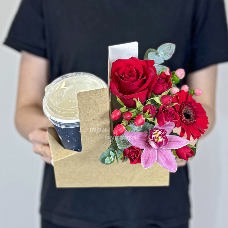 Коробочка с кофе, розами и орхидеей (вид сверху)