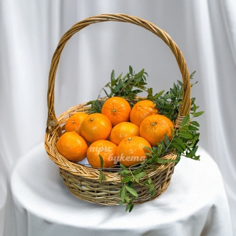 korzinka-s-mandarinami-i-fistashkoj