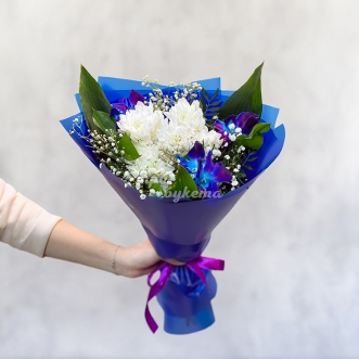 sinij-buket-hrizantem-orhidej-i-gipsofily